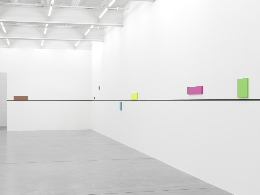 Installation view, Gerwald Rockenschaub, bass+ (re)modification, Galerie Eva Presenhuber, Zurich, MaagAreal, 2024. © Gerwald Rockenschaub. Courtesy the artist and Galerie Eva Presenhuber, Zurich / Vienna. Photo: Stefan Altenburger Photography, Zürich