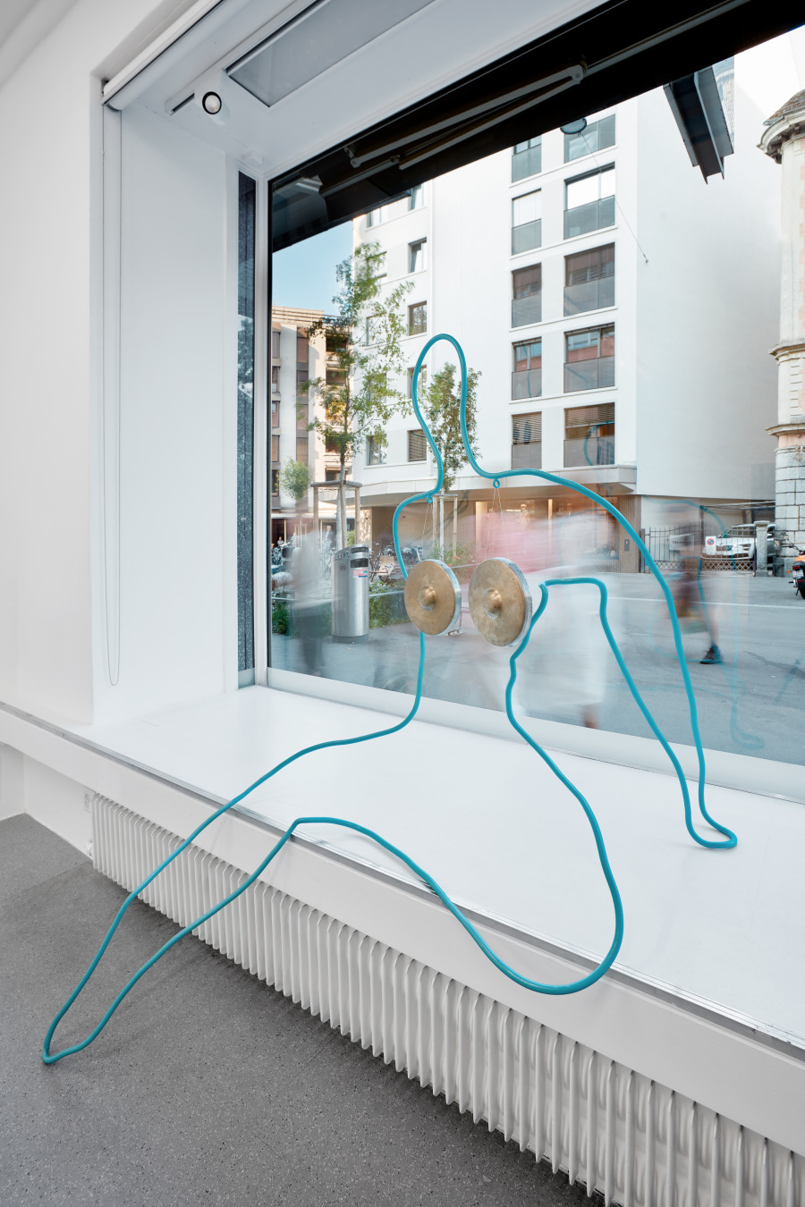 Sarah Ancelle Schönfeld, Installation view, Tout Doux: Gong Bath. Solo show curated by Elise Lammer, jevouspropose, Zurich, 2023. Courtesy of the artist. Photo: Studio Seghrouchni