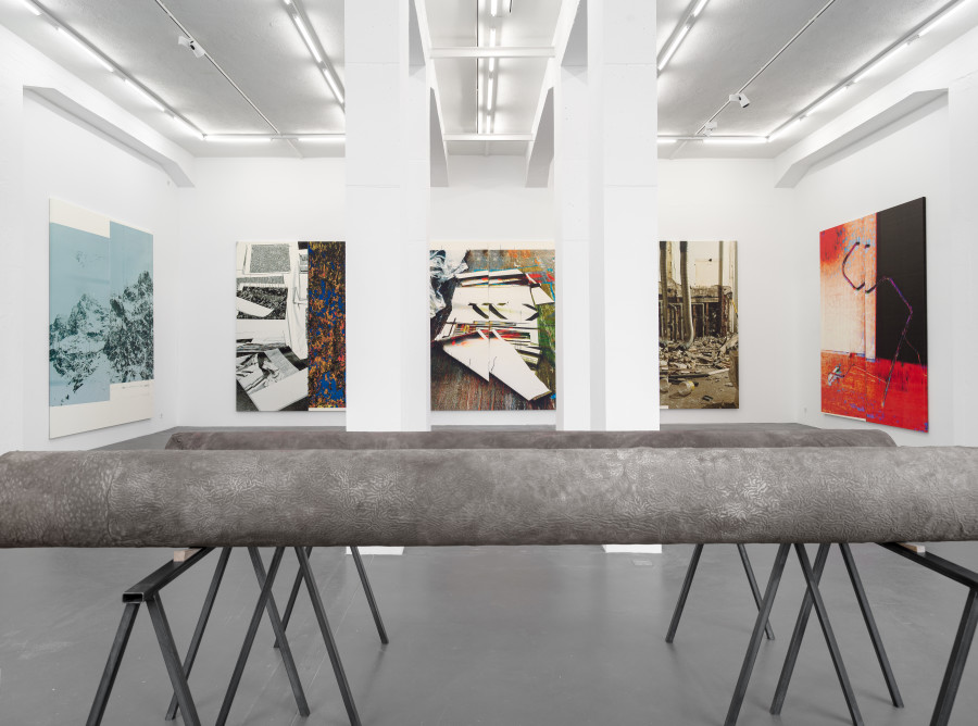 Wade Guyton, Untitled, 2025, Epson UltraChrome PRO inkjet on linen, 325 x 275 cm; Untitled, 2024, Cast bronze and aluminum, 35 x 369 x 34 cm; 31.9 x 316.9 x 32.1 cm. Installation view, Galerie Francesca Pia, Zurich 2025. Photo: Cedric Mussano