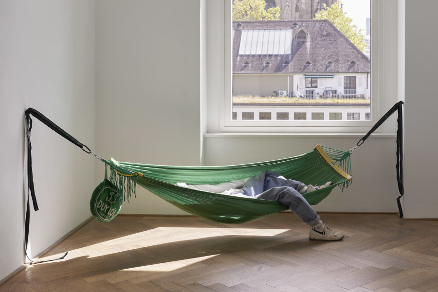 Phung-Tien Phan, Figur 2, 2023, installation view, in: Phung-Tien Phan, Kartoffel, Kunsthalle Basel, 2023, photo: Philipp Hänger / Kunsthalle Basel