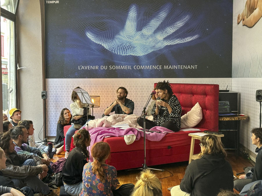 Pina Wood, PARCE QUE LES MAJORETTES FINISSENT TOUTES SOUS UN TAS DE BÛCHES OU DANS UNE BÉTONNEUSE, Maison du Dormir Photo: Thalles Piaget.