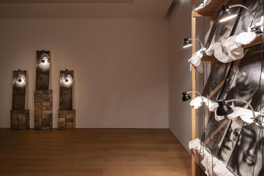 Vue de l’exposition, Reliques et monuments. Werke von Christian Boltanski, Espace Focus, Musée cantonal des Beaux-Arts de Lausanne, 2021 © 2021, ProLitteris, Zürich. Photo © MCBA, Lausanne / Nora Rupp