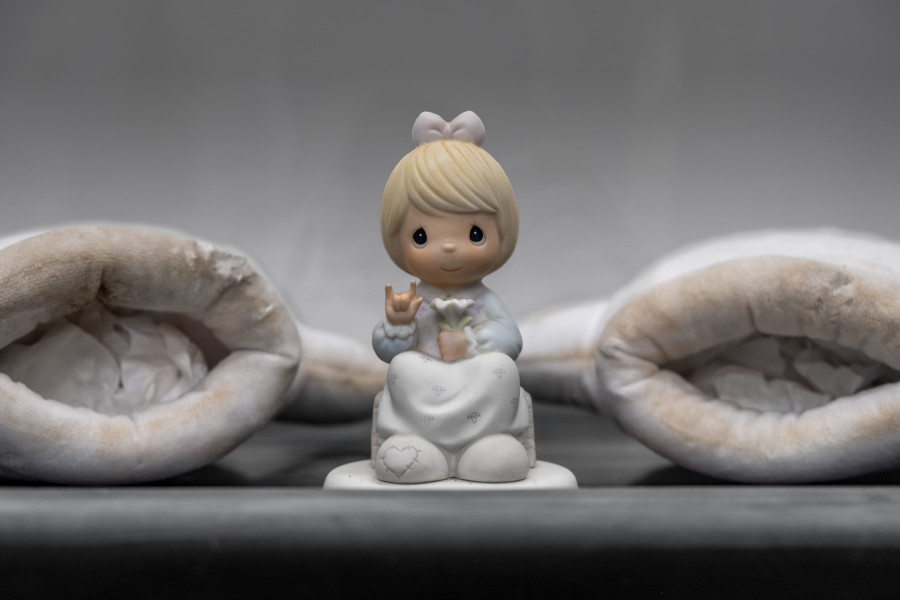 Julian-Jakob Kneer, FANATIC (4) (Detail), 2025, Archival gloves and Precious Moments figurine, cast rubber and acrylic glas vitrine, 76 x 54 x 35 cm. Courtesy the artist and Blue Velvet, Zurich. Exhibition views by Andrea Luca Ammann.