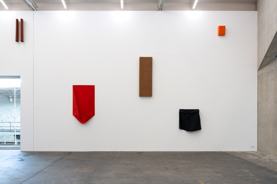 Franz Erhard Walther, Nürnberger Raum, 2017. Sammlung Kerstin Hiller und Helmut Schmelzer. Leihgabe im Neuen Museum Nürnberg © 2025, ProLitteris, Zurich. Ausstellungsansicht / Installation view Kunsthaus Baselland 2025. Foto / Photo: Finn Curry