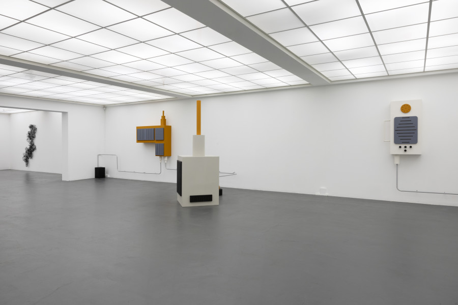 Claudia Gutiérrez Marfull, Translucent rocks, 2023, Nylonfaden und Tüll, 200×120×12cm. Laura Mietrup & Robin Michel, Basement Hum, 2022, Karton, Holz, Dispersion, PVC Röhren, Arduino, Ventilatoren, Hubmagnete, Flaschen, Zither, Melodica, Masse variabel.
