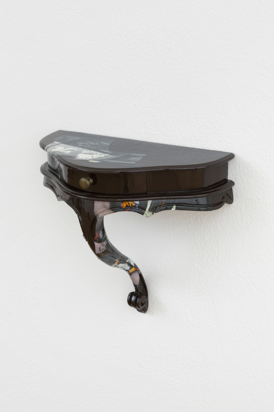 Virginia Ariu, Secret twins, 2025, Wood, magazine clippings, varnish, primer, vinyl glue, 40 x 42 x 23 cm. Exhibition view, Virginia Ariu, Exercises of Abstraction, Sentiment, Zürich, 2025. Photo credit: Philipp Rupp / Julien Gremaud. Courtesy of the artist and Sentiment