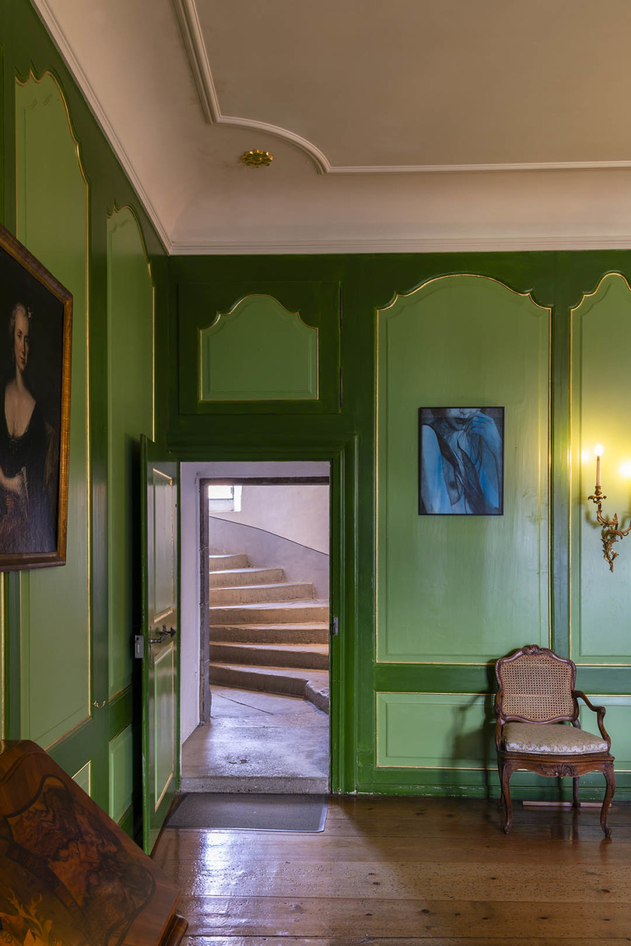 Myriam Mechita, L’or et l’azur de nos rêves empliront nos mains d’un bleu infini, Château de Gruyères, 2023. Photo: Château de Gruyères © Courtoisie de l’artiste