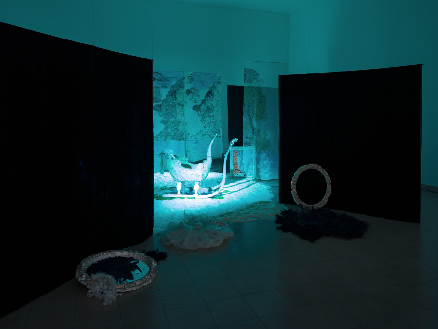 Karen Kilimnik Swan Lake, 1992 Mixed Media / Mixed media Sammlung Ringer, Schweiz / Collection Ringier, Switzerland Swan Lake Ausstellungsansicht / installation view Kunsthaus Glarus, 2023 Alle Fotos / all images: Cedric Mussano