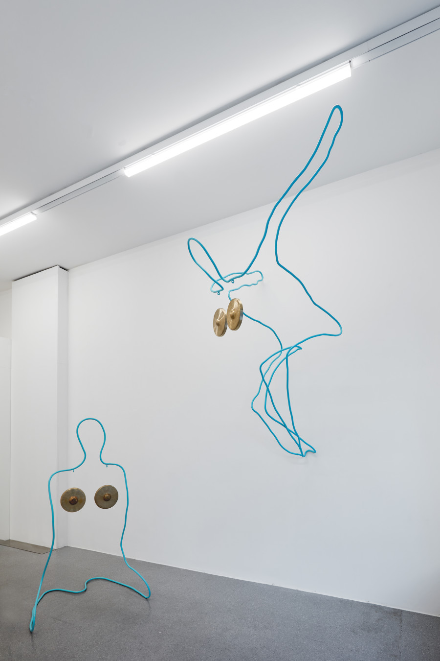 Sarah Ancelle Schönfeld, Installation view, Tout Doux: Gong Bath. Solo show curated by Elise Lammer, jevouspropose, Zurich, 2023. Courtesy of the artist. Photo: Studio Seghrouchni