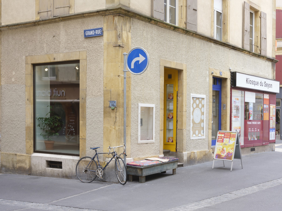 Welcome point of the festival Indice ultraviolet: out, artists' editions, with works by Francisco Sierra and a sound diffusion by Jan van Oordt, Zion Corner, Neuchâtel, Photo S. Verdon.