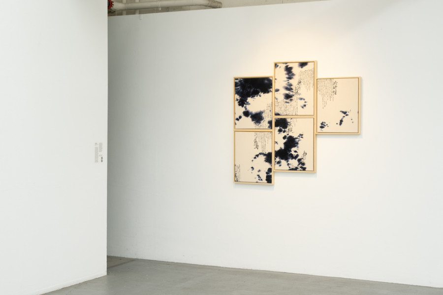 Jonas Beile & Sugano Matsusaki, GMT+9, 2022, 1-Kanal-Videoinstallation (29’13’’), Textilfarbe und Acryl auf Leinwand, je 40 × 50 cm. Installation view Kunsthaus Baselland. Photo: Gina Folly