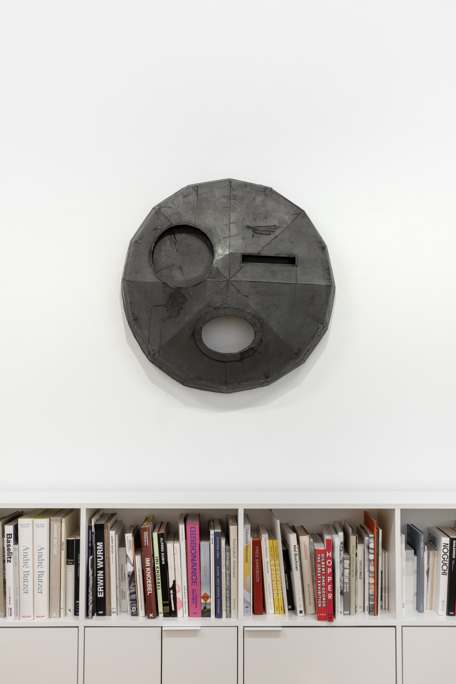 Michael Sailstorfer, Batterie, installation view, Livie Gallery, photos: Esther Mathis