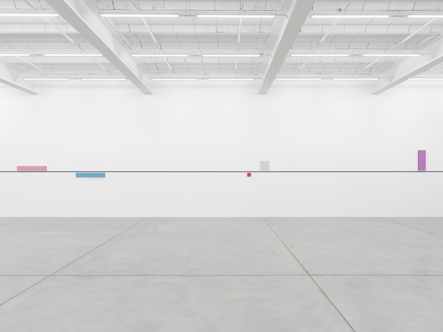 Installation view, Gerwald Rockenschaub, bass+ (re)modification, Galerie Eva Presenhuber, Zurich, MaagAreal, 2024. © Gerwald Rockenschaub. Courtesy the artist and Galerie Eva Presenhuber, Zurich / Vienna. Photo: Stefan Altenburger Photography, Zürich