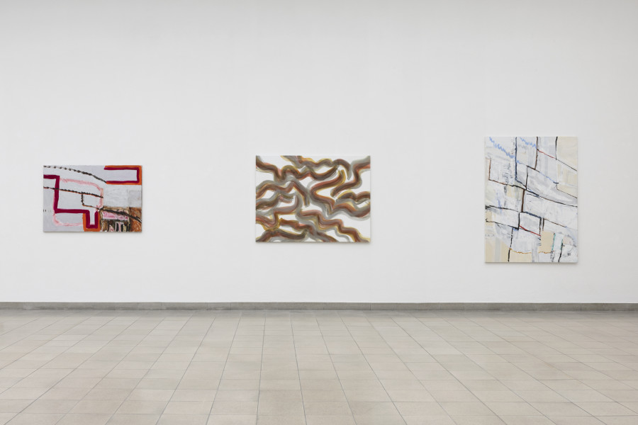 Flora Klein, Untitled, 2019, Acryl und Öl auf Leinwand / Acrylic and oil on canvas, Courtesy die Künstlerin / the artist und / and Lars Friedrich, Berlin; Rotbraun und Stahl, 2023, Acryl auf Leinwand / Acrylic on canvas, ourtesy die Künstlerin / the artist; Untitled, 2018, Acryl auf Leinwand / Acrylic on canvas, Sammlung / Collection Philara, Düsseldorf (von links nach rechts / from left to right). Flora Klein, Heat, Ausstellungsansicht / installation view, Kunsthaus Glarus, 2023. Foto / Photo: Gina Folly