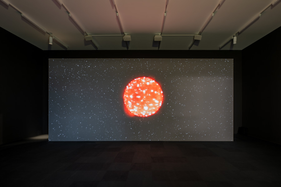 Installationsansicht Pauline Julier, A Single Universe, 8.6. – 27.10.2024, Aargauer Kunsthaus. Pauline Julier (*1981), Supernova, 2023, Video, Loop, ~3', Mit Genehmigung der Künstlerin. © Pauline Julier. Foto: ullmann.photography