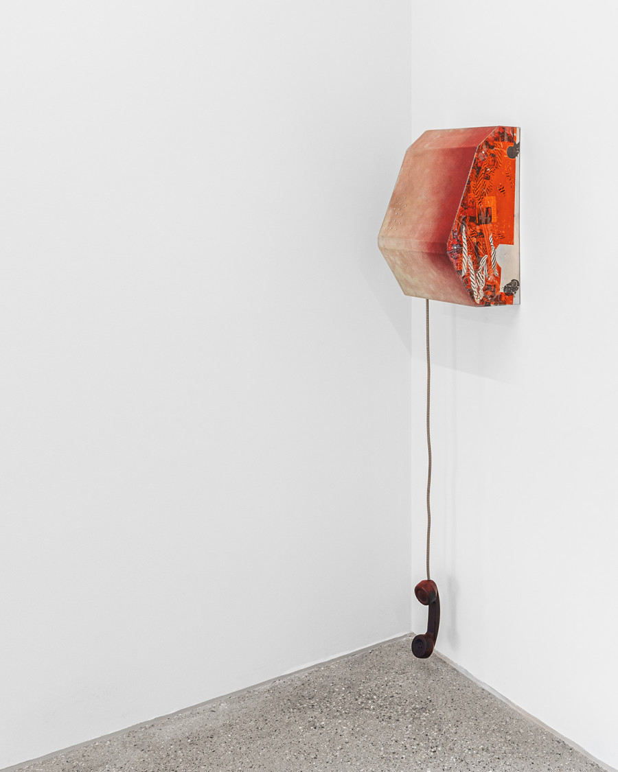 Exhibition view « Version Cue », Niels Trannois, Elijah (une vie où je pourrais me souvenir de celle-ci), 2025, 50x30x20, aluminum, plexiglas, pen, print on paper, acrylic, porcelain, soundtrack Lauren Duffus, CALM – Centre d’Art La Meute, Lausanne, Switzerland, 2025 / Photo: Théo Dufloo / Courtesy of the artist.