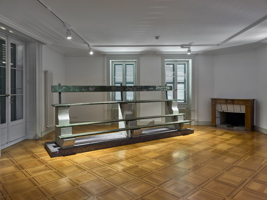 Timothée Calame, Banc Thomas Münzer (OMNIA SUNT COMMUNIA), 2018, wood, steel, concrete, 147 x 400 x 93 cm. Photo: Serge Fruehauf. Courtesy: Collection FCAC