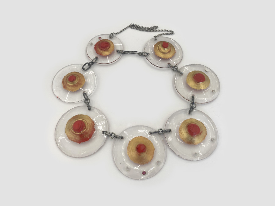 Bernhard Schobinger, Wine Glass Stands, 2019, Necklace made of glass, red and gold urushi lacquer, silver, tourmaline, 20 x 23 x 2 cm, Neckline 44 cm