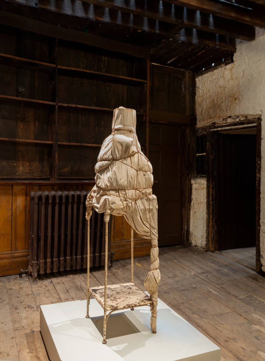 Christo: Early Works; curated by Elena Geuna, 2023 Artwork © Christo and Jeanne-Claude Foundation Photo: Lucy Dawkins Courtesy Gagosian