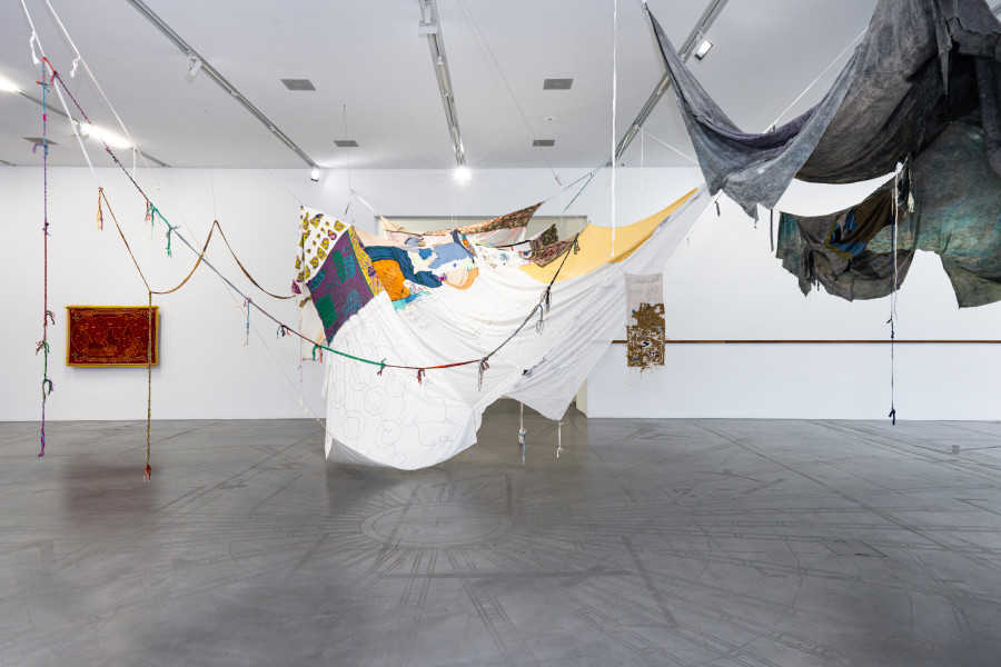 Reto Pulfer, Muster, 2022, Modus Orte, 2025, modus neue quellen aus dem geist, 2024- 2025, Courtesy the artist and Hollybush Gardens, London, Cian Dayrit, Et hoc quod nos nescimus, 2018, Courtesy of the artist and NOME, Sung Tieu, The Ruling, 2025, Courtesy of the artist, © the artists. Photo: Studio Stucky