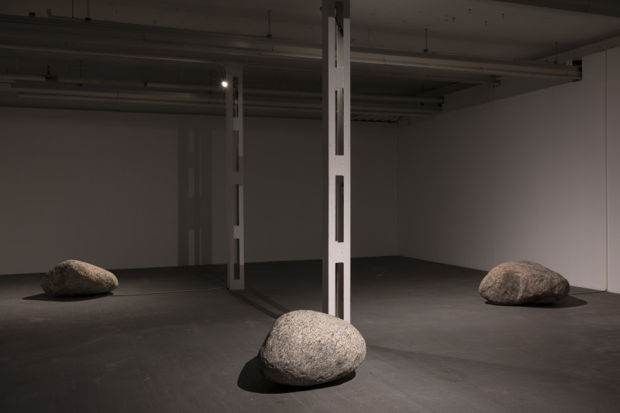 Hannah Weinberger, As if I became upside down, right side up, 2023, 3-Kanal Soundkomposition, 60 min. (loop), 3 Findlinge/ Natursteine, Verstärker, Kabel, Exciter. Courtesy the artist. Installation view Kunsthaus Baselland 2023. Photo: Gina Folly