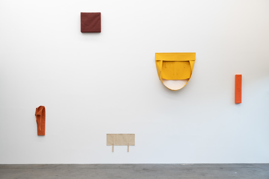 Franz Erhard Walther, Nürnberger Raum, 2017. Sammlung Kerstin Hiller und Helmut Schmelzer. Leihgabe im Neuen Museum Nürnberg © 2025, ProLitteris, Zurich. Ausstellungsansicht / Installation view Kunsthaus Baselland 2025. Foto / Photo: Finn Curry