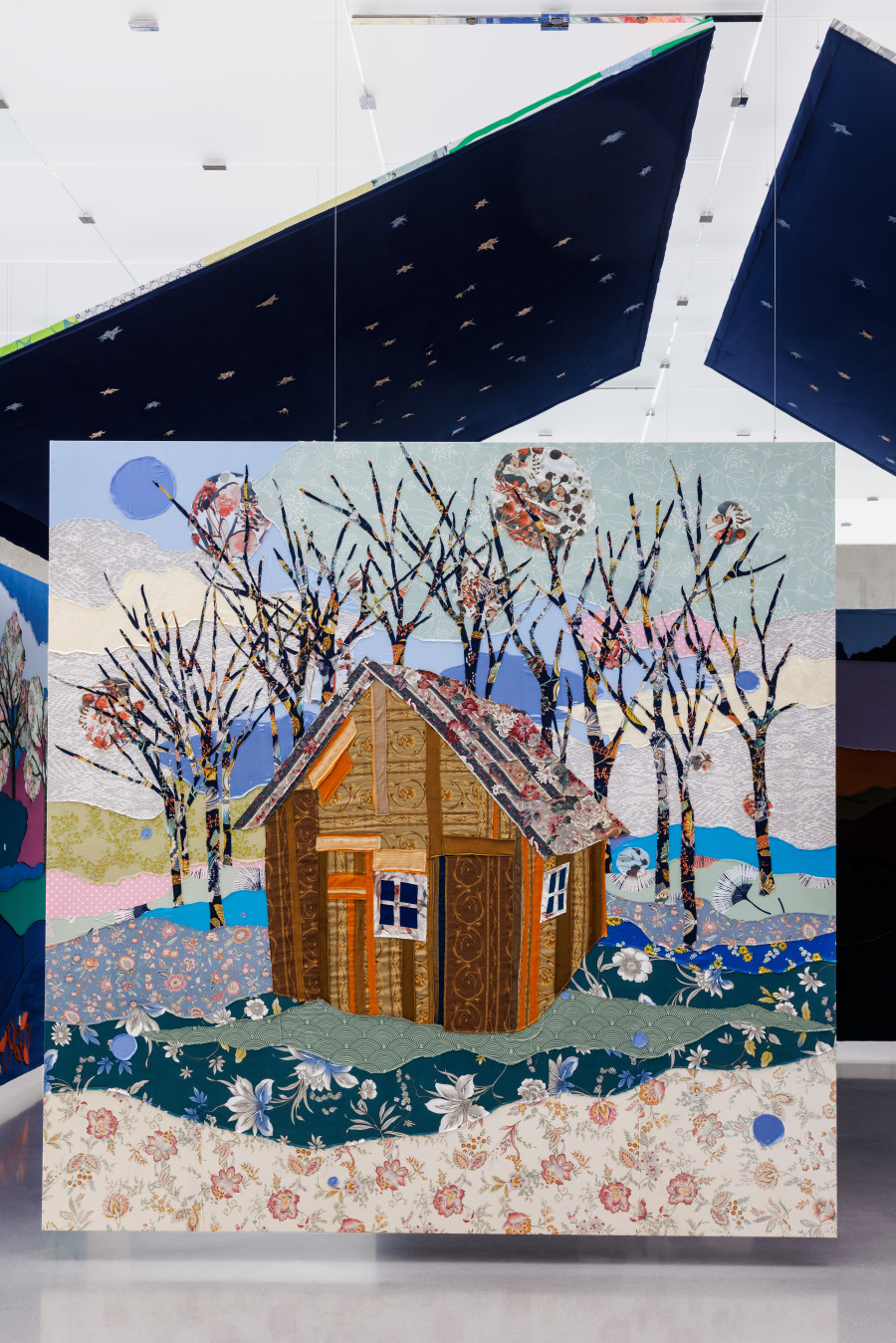 Małgorzata Mirga-Tas, Tełe Ćerhenia Jekh Jag, Exhibition view second floor Kunsthaus Bregenz, 2025, Kuzniakro wesiuno than (Blacksmiths’ forge in the forest), 2025. Photo: Markus Tretter. © Małgorzata Mirga-Tas, Kunsthaus Bregenz. Courtesy of the artist, Foksal Gallery Foundation, Warsaw, Frith Street Gallery, London, Karma International, Zurich