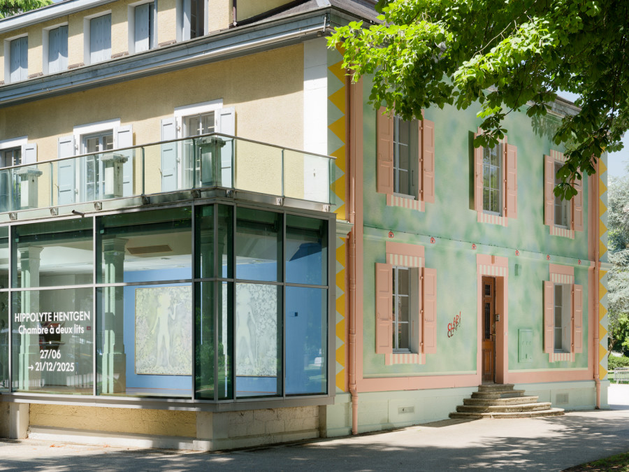 Hippolyte Hentgen, exposition Chambre à deux lits et Friselis, Façade Est ©Villa du Parc -centre d’art contemporain, Annemasse, 2025, photographie Aurélien Mole