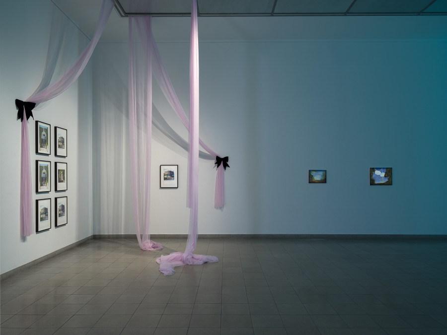 Karen Kilimnik Swan Lake Ausstellungsansicht / installation view Kunsthaus Glarus, 2023 Alle Werke / all works courtesy die Kunstlerin / the artist, Galerie Eva Presenhuber, Zürich / New York / Wien und / and Sprüth Magers Berlin / London / Los Angeles. Alle Fotos / all images: Cedric Mussano