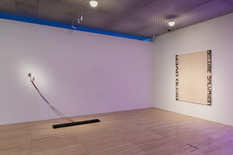 Left: Vittoria Santoro, Memories of a Bird (Rear-View Mirror), II, 2020, Bronze casting of a Wood Plank, Silk ribbons, Hemp string, Vintage rear-view Mirror mounted n wall, Pencil in wall, ca. 170 x 179 x 95 cm. Right: Marlene McCarty, Untitled (Bend Over Become Salvation), 1993, Heat Transfer on Canvas, 198 x 152 cm Private collection, Switzerland. Photo: Kilian Bannwart