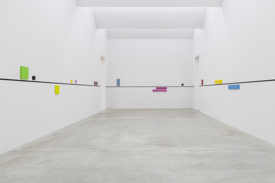 Exhibition view, Passing Through, The Collection as an Intermediate Stop: From Monica Bonvicini to Karin Sander, Kunst Museum Winterthur, 2025. Gerwald Rockenschaub (*1952 Linz, lebt und arbeitet in Berlin), bass+ (re)modification, 2024, 25 Objekte, lackiertes MDF, schwarze Linie auf Wand (2.5 cm breit, RAL9005 / deep black)