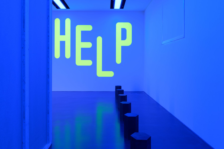 Ausstellungsansicht Ian Anüll. London Blue, Kunstmuseum Luzern, 2024. Courtesy the artist und Mai 36 Galerie, Zürich, Foto: Marc Latzel
