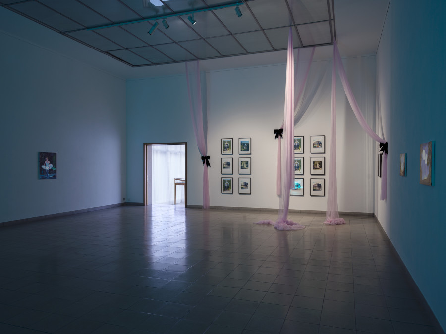 Karen Kilimnik Swan Lake Ausstellungsansicht / installation view Kunsthaus Glarus, 2023 Alle Werke / all works courtesy die Kunstlerin / the artist, Galerie Eva Presenhuber, Zürich / New York / Wien und / and Sprüth Magers Berlin / London / Los Angeles. Alle Fotos / all images: Cedric Mussano