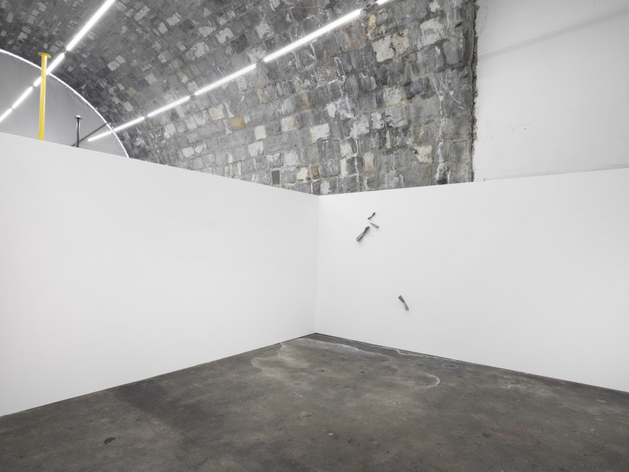 Installation view, Judith Kakon, Violets, lilacs, iodine, and violence, Tunnel Tunnel, Lausanne, 2025-2026. Photo credit: Julien Gremaud