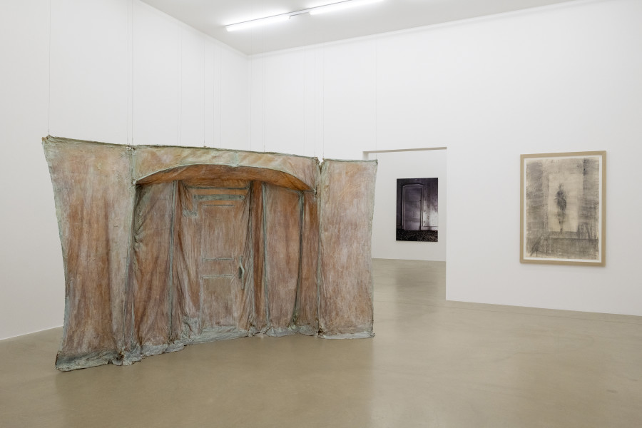 Installationsansicht Eine Frau ist eine Frau ist eine Frau... Eine Geschichte der Künstlerinnen 27.8.2022 – 15.1.2023, Aargauer Kunsthaus, Aarau. Heidi Bucher, Borg, 1978. Courtesy the Estate of Heidi Bucher and Lehmann Maupin. Leiko Ikemura, Interior V, 1989 © 2022, ProLitteris, Zürich. Foto: Zoe Tempest, Zürich