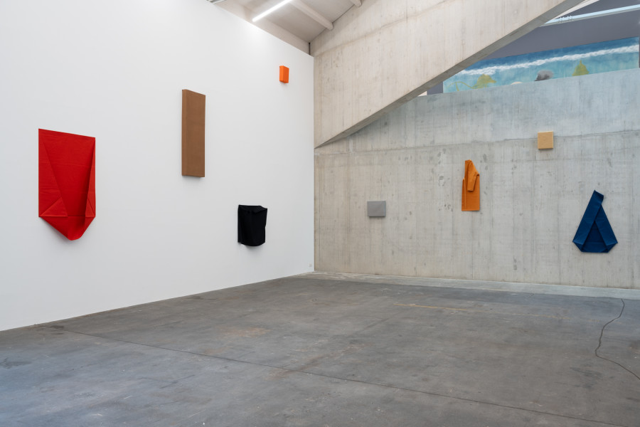 Franz Erhard Walther, Nürnberger Raum, 2017. Sammlung Kerstin Hiller und Helmut Schmelzer. Leihgabe im Neuen Museum Nürnberg © 2025, ProLitteris, Zurich. Ausstellungsansicht / Installation view Kunsthaus Baselland 2025. Foto / Photo: Finn Curry