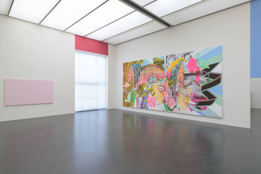 Ausstellungsansicht schön?! Ästhetische Betrachtung der Sammlung, Kunstmuseum Luzern, 2025, mit Werken von Christine Streuli und Olivier Mosset. Foto: Marc Latzel