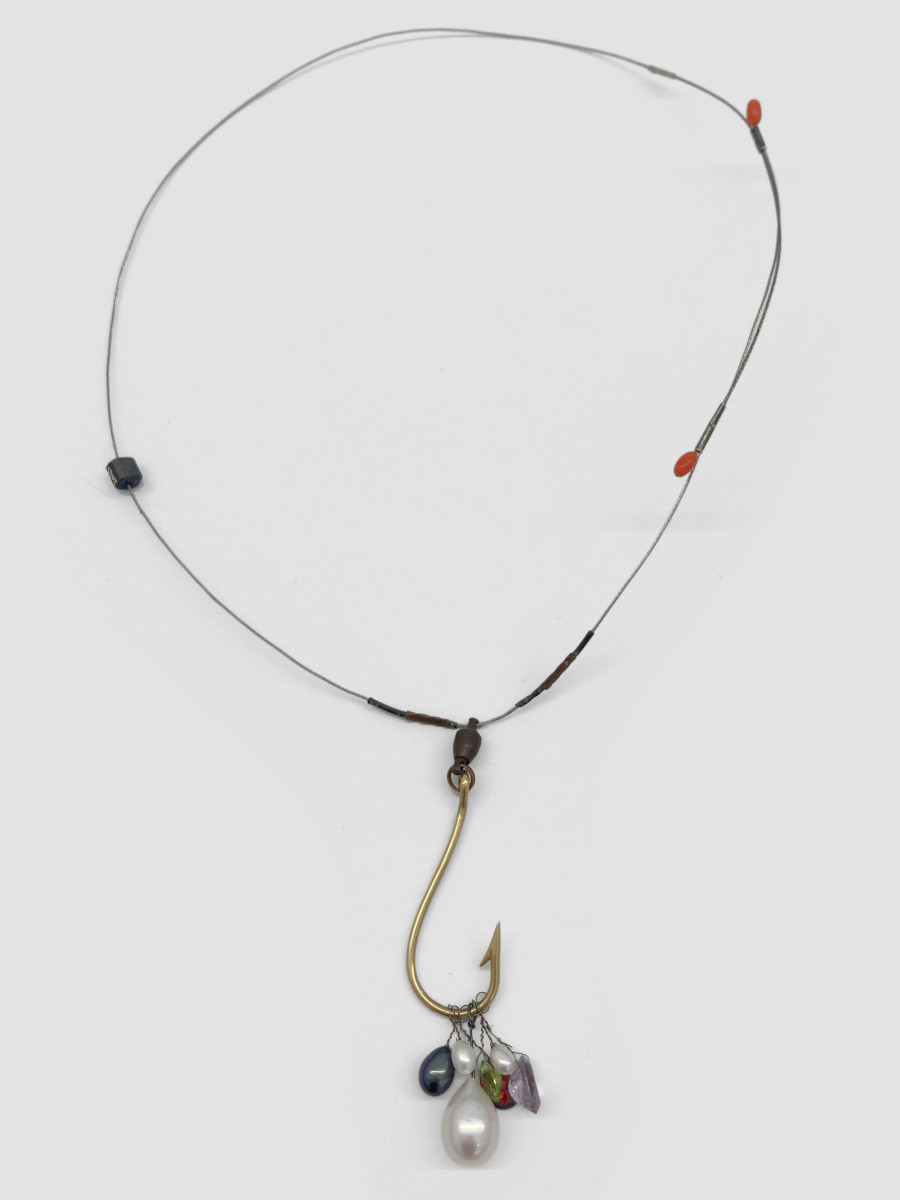 Bernhard Schobinger, Fischhaken / Fishing Hook, 2023, Necklace made of gold 750, garnet, amethyst, peridot, cultured pearls, coral, 25.5 x 15 x 1.5 cm, Neckline 50 cm