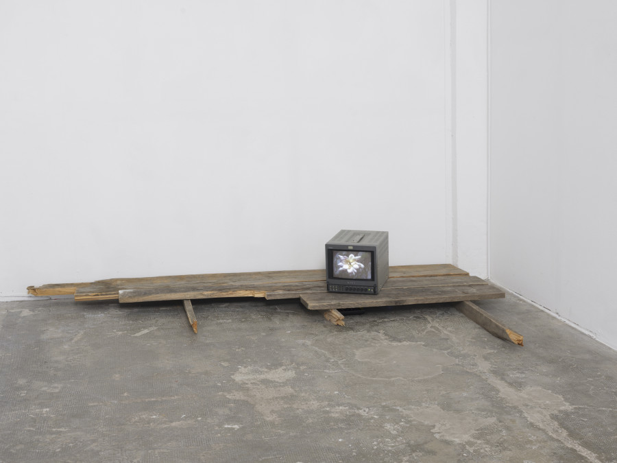 Théa Giglio, To the ones who leave To the ones who stay, 2022, cathodic TV, 1’ loop video, reclaimed wood from the exhibition Something Like Falling Off The World (Forde, 2022), Variable dimensions. © Sebastien Verdon
