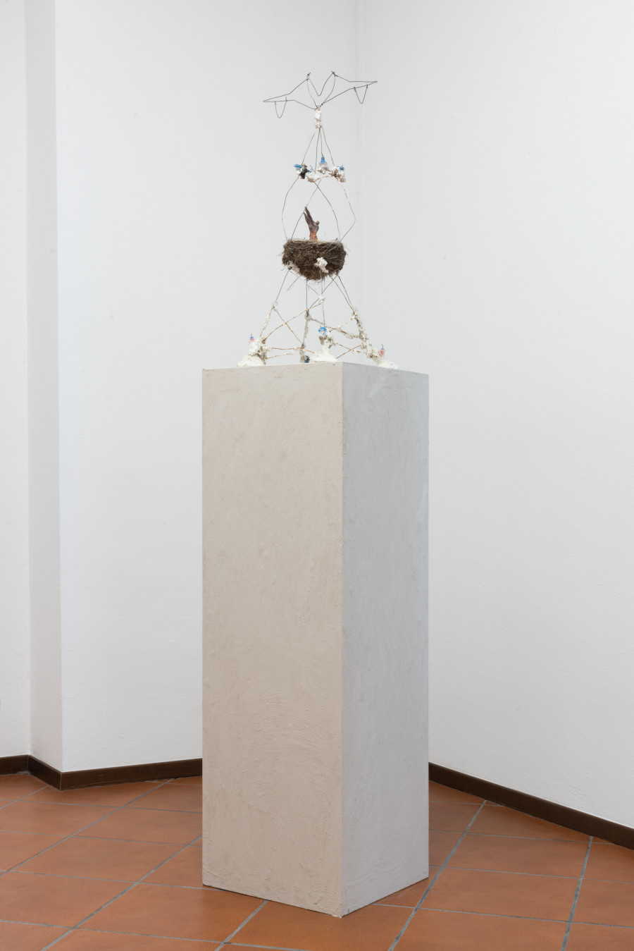 Ugo Gattini, Traliccio
, Gesso, farina, silicone, terracotta, ferro, plastica, cera, fuoco, nido di merlo, 25x65x25cm, 2018-2020.
