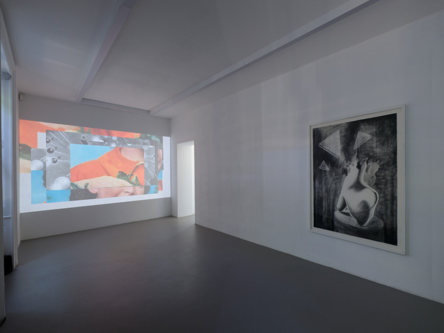 Hippolyte Hentgen, Les Italiens, vidéo, textes et voix Anne-James Chaton, 2024 et Night Sounds, dessin au graphite, vue de l’exposition « Chambre à deux lits » à la Villa du Parc - centre d’art contemporain - Aurélien Mole, 2025