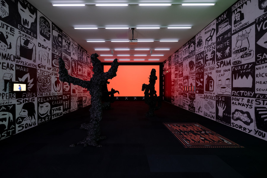 lnstallationsansicht Augustin Rebetez. Vitamin, 18.2. - 29.5.2023, Aargauer Kunsthaus, Aarau, Augustin Rebetez, The Good Lite, 2023, Direct colors, 2023, ln Zusammenarbeit mit Mélissa Guex, Hope is nota future, 2023, Garbage, 2021. Foto: ullmann.photography