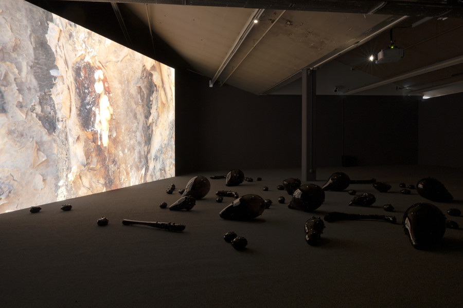Monira Al Qadiri, Holy Quarter, 2020, 20 min. video and glass sculpture installation. © Monira Al Qadiri. Commissioned by Haus der Kunst, Munich (2020). Courtesy Sammlung Kerstin Hiller & Helmut Schmelzer. Installation view Kunsthaus Baselland 2023. Photo: Gina Folly
