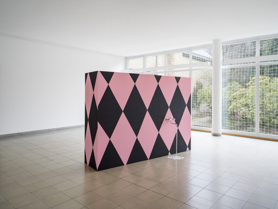Sophie Gogl die kleine Feuerlöscher, 2023 Acryl und Aquarellfarbe Holz, Dispersionsfarbe, Wasserhahn, Epoxidharz/ Wood, emulsion paint, water tap, epoxy resin die knusprige Nichte Ausstellungsansicht / installation view Kunsthaus Glarus, 2023 Alle Werke / all works courtesy die Kunstlerin / the artist and / und KOW, Berlin Alle Fotos / all images: Cedric Mussano