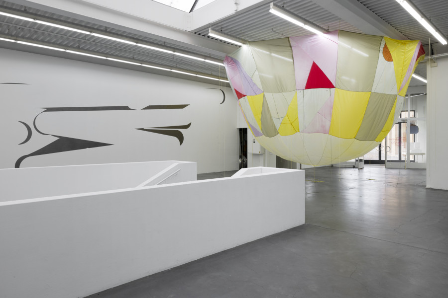 Florina Leinß, pic190.23 double douse, 2023, Graphit auf Wand, Masse variabel. Kathrin Siegrist, U (For The Nights Of The Smiling Moons), 2023, Nylon, ca. 6.5 x 6.5 x 4.85 cm. Installation view Kunsthaus Baselland. Photo: Gina Folly