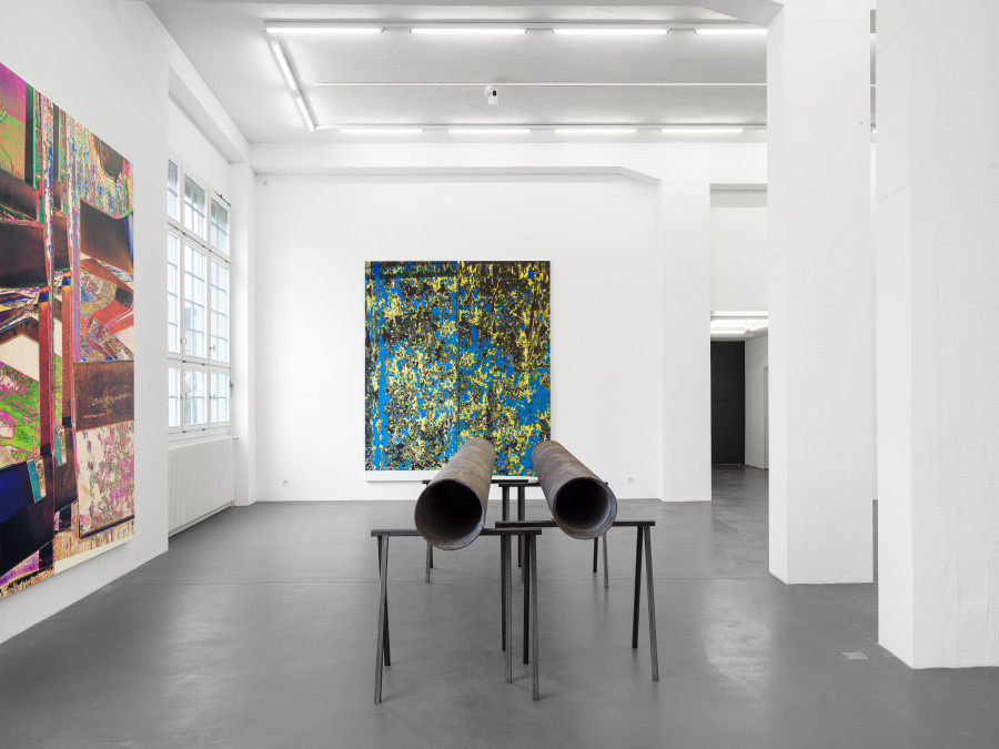 Wade Guyton, Untitled, 2025, Epson UltraChrome PRO inkjet on linen, 325 x 275 cm; Untitled, 2024, Cast bronze and aluminum, 35 x 369 x 34 cm; 31.9 x 316.9 x 32.1 cm. Installation view, Galerie Francesca Pia, Zurich 2025. Photo: Cedric Mussano