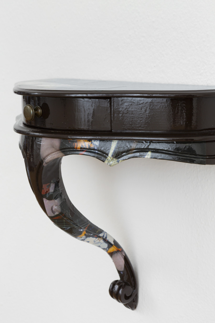 Virginia Ariu, Secret twins, 2025, Wood, magazine clippings, varnish, primer, vinyl glue, 40 x 42 x 23 cm. Exhibition view, Virginia Ariu, Exercises of Abstraction, Sentiment, Zürich, 2025. Photo credit: Philipp Rupp / Julien Gremaud. Courtesy of the artist and Sentiment