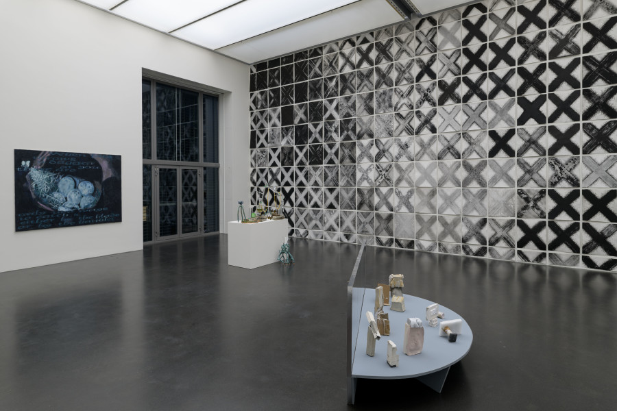 zentral!, Ausstellungansicht Kunstmuseum Luzern, 2024, mit Werken von Ray Hegelbach, Lulu&Whisky, Andreas Weber, Sonja Kretz, Courtesy of the artists, Foto: Marc Latzel