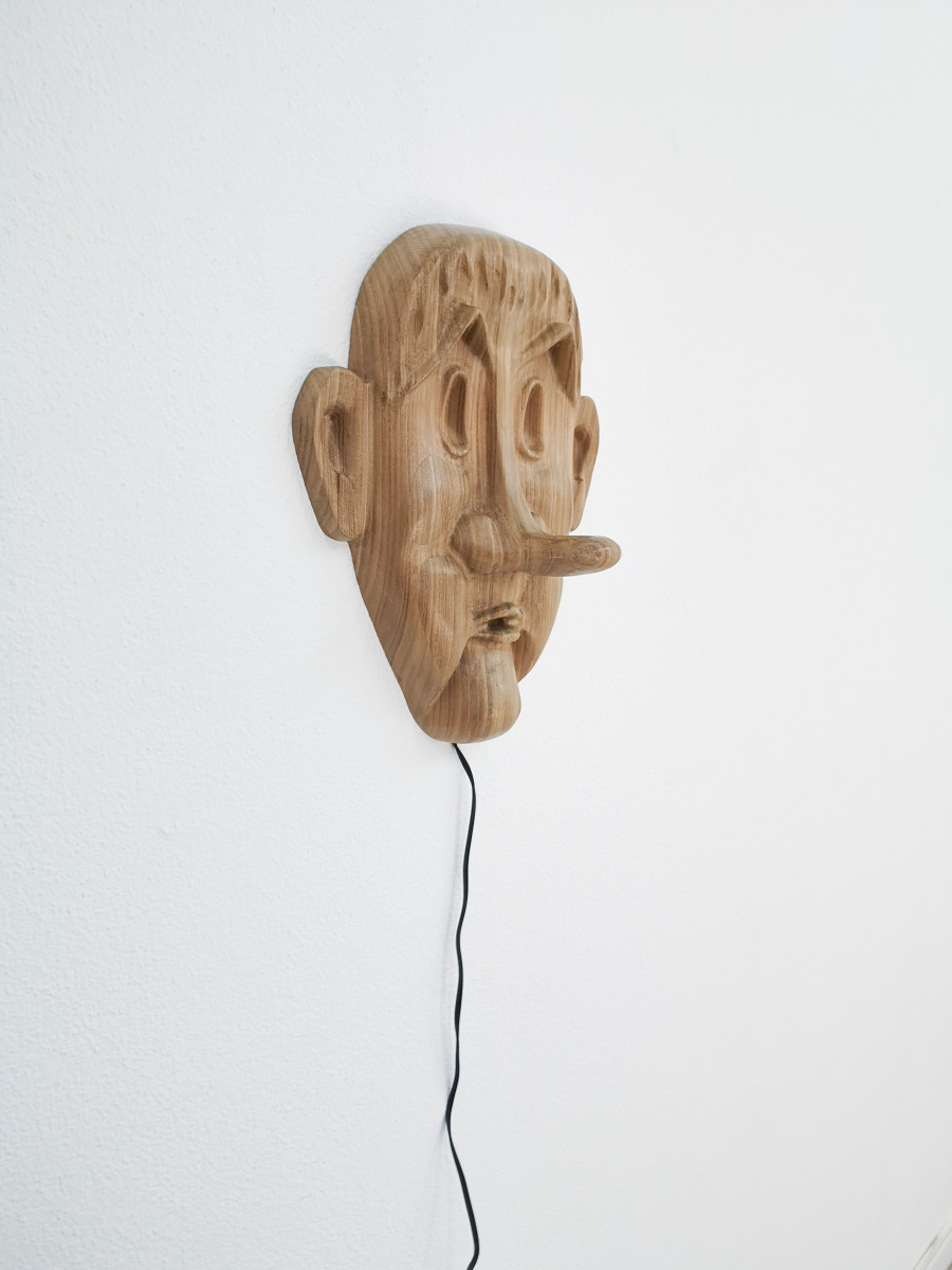 Francesco De Bernardi , Detail, Untitled (FIU FIU)” Solid afromosia wood,
loudspeakers, electronic, electronic components, MP3, whistle in loop,
36,5 x 41 x 13 cm, 2022. Photo credits: Mattia Angelini