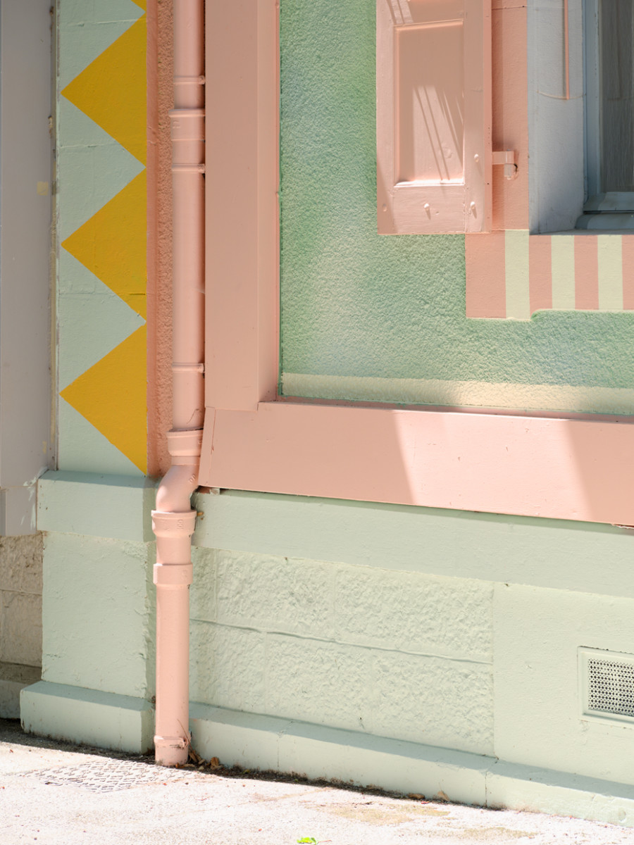 Hippolyte Hentgen, Friselis (détails), Façade Est, ©Villa du Parc -centre d’art contemporain, Annemasse, 2025, photographie Aurélien Mole